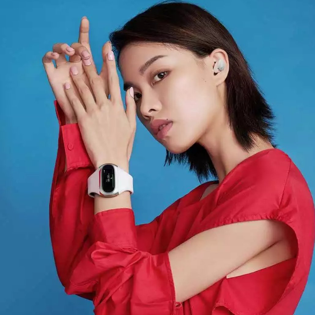 a girl wearing the smartwatch 