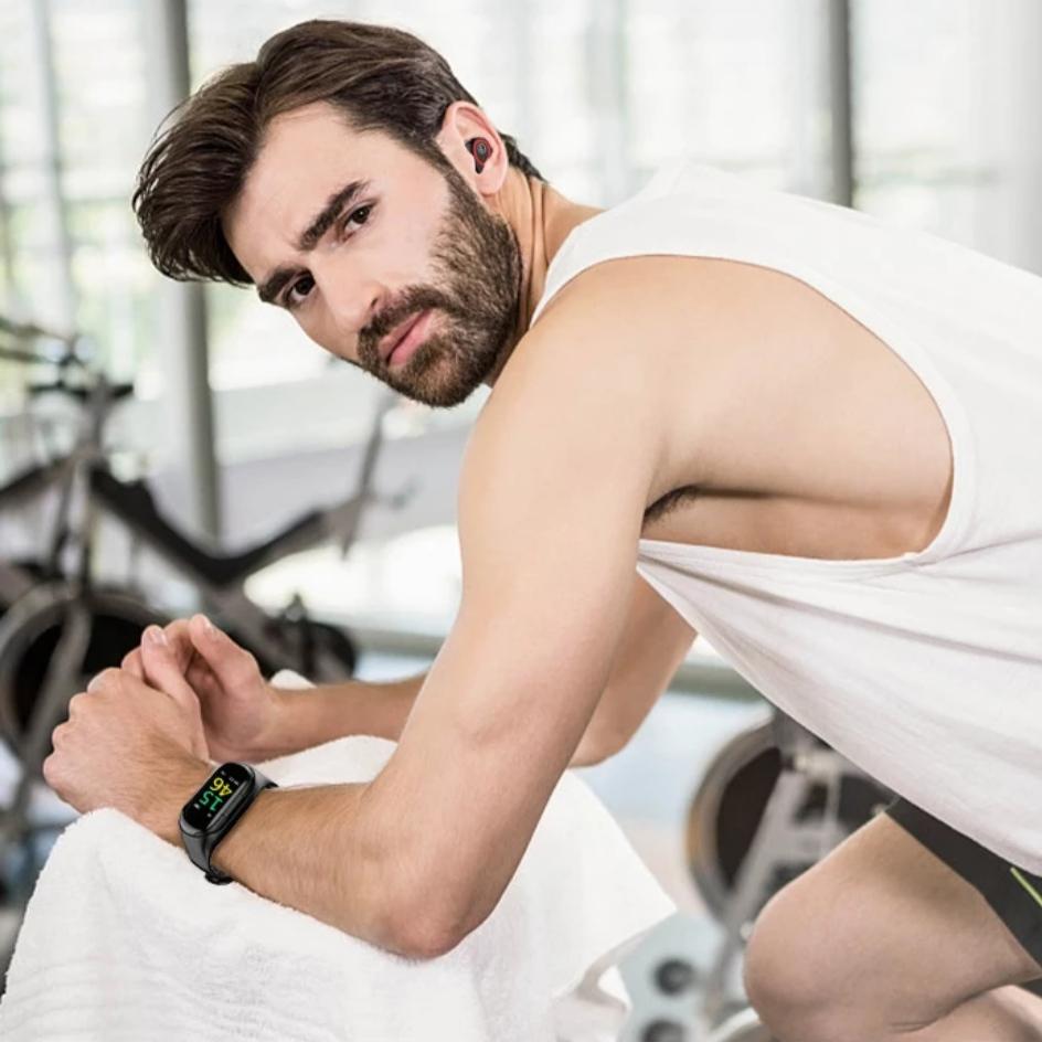 a man wearing the smartwatch at gym 